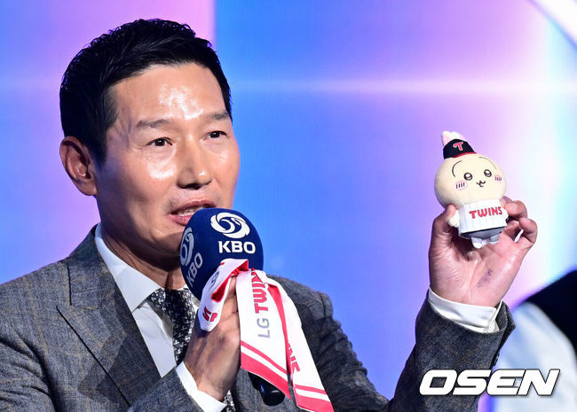 [OSEN=조은정 기자] 2026 신한 SOL KBO 리그 미디어데이&팬페스트 행사가 26일 서울 송파구 롯데호텔 월드에서 열렸다.2026 KBO 리그 정규 시즌은 오는 28일 인천(KIA-SSG), 잠실(LG-KT), 대구(삼성-롯데), 창원(NC-두산), 대전(한화-키움) 등 5개 구장에서 개막한다.LG 염경엽 감독이 올 시즌 LG의 히트 상품을 소개하고 있다. 2026.03.26 /cej@osen.co.kr