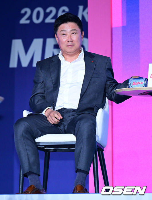 [OSEN=지형준 기자] 2026 신한 SOL KBO 리그 미디어데이&팬페스트 행사가 26일 서울 송파구 롯데호텔 월드에서 열렸다.2026 KBO 리그 정규 시즌은 오는 28일 인천(KIA-SSG), 잠실(LG-KT), 대구(삼성-롯데), 창원(NC-두산), 대전(한화-키움) 등 5개 구장에서 개막한다.롯데 김태형 감독이 질문에 답을 하고 있다. 2026.03.26/ jpnews@osen.co.kr