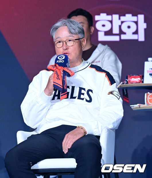 [OSEN=지형준 기자] 2026 신한 SOL KBO 리그 미디어데이&팬페스트 행사가 26일 서울 송파구 롯데호텔 월드에서 열렸다.2026 KBO 리그 정규 시즌은 오는 28일 인천(KIA-SSG), 잠실(LG-KT), 대구(삼성-롯데), 창원(NC-두산), 대전(한화-키움) 등 5개 구장에서 개막한다.한화 김경문 감독이 질문에 답을 하고 있다. 2026.03.26/ jpnews@osen.co.kr