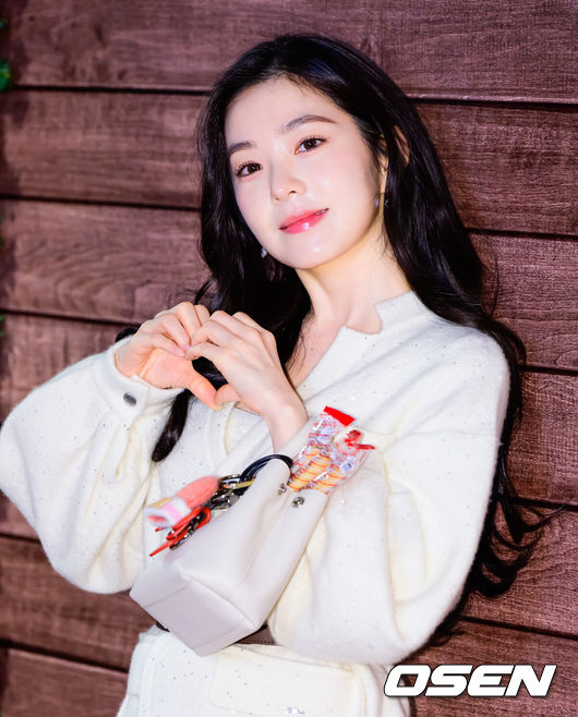 [OSEN=지형준 기자]  프랑스 럭셔리 패션 하우스 롱샴이 11일 서울 롯데백화점 에비뉴엘 잠실점에서 포토행사를 가졌다.이날 김세정, 엔믹스 설윤, 지우, 샤이니 키, 조유리, 레드벨벳 아이린 등이 참석했다.레드벨벳 아이린이 포즈를 취하고 있다. 2025.11.11 /jpnews@osen.co.kr