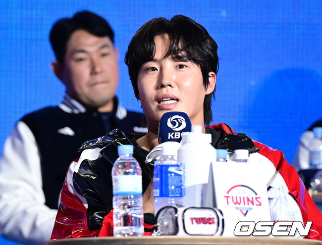 [OSEN=조은정 기자] 2026 신한 SOL KBO 리그 미디어데이&팬페스트 행사가 26일 서울 송파구 롯데호텔 월드에서 열렸다.2026 KBO 리그 정규 시즌은 오는 28일 인천(KIA-SSG), 잠실(LG-KT), 대구(삼성-롯데), 창원(NC-두산), 대전(한화-키움) 등 5개 구장에서 개막한다.LG 임찬규가 각오를 밝히고 있다.  2026.03.26 /cej@osen.co.kr