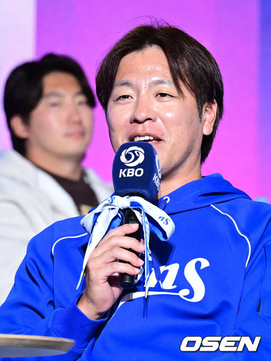 [OSEN=조은정 기자] 2026 신한 SOL KBO 리그 미디어데이&팬페스트 행사가 26일 서울 송파구 롯데호텔 월드에서 열렸다.2026 KBO 리그 정규 시즌은 오는 28일 인천(KIA-SSG), 잠실(LG-KT), 대구(삼성-롯데), 창원(NC-두산), 대전(한화-키움) 등 5개 구장에서 개막한다.삼성 강민호가 각오를 밝히고 있다.  2026.03.26 /cej@osen.co.kr