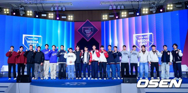 [OSEN=지형준 기자] 2026 신한 SOL KBO 리그 미디어데이&팬페스트 행사가 26일 서울 송파구 롯데호텔 월드에서 열렸다.2026 KBO 리그 정규 시즌은 오는 28일 인천(KIA-SSG), 잠실(LG-KT), 대구(삼성-롯데), 창원(NC-두산), 대전(한화-키움) 등 5개 구장에서 개막한다.10개 구단 선수들이 포토타임을 하고 있다. 2026.03.26/ jpnews@osen.co.kr