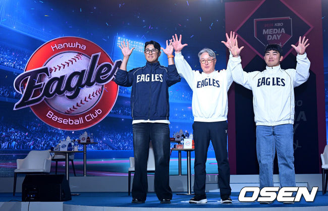 [OSEN=지형준 기자] 2026 신한 SOL KBO 리그 미디어데이&팬페스트 행사가 26일 서울 송파구 롯데호텔 월드에서 열렸다.2026 KBO 리그 정규 시즌은 오는 28일 인천(KIA-SSG), 잠실(LG-KT), 대구(삼성-롯데), 창원(NC-두산), 대전(한화-키움) 등 5개 구장에서 개막한다.한화 김경문 감독과 채은성, 문현빈이 포토타임을 하고 있다. 2026.03.26/ jpnews@osen.co.kr