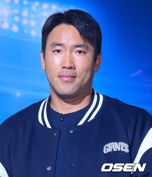 [OSEN=지형준 기자] 2026 신한 SOL KBO 리그 미디어데이&팬페스트 행사가 26일 서울 송파구 롯데호텔 월드에서 열렸다.2026 KBO 리그 정규 시즌은 오는 28일 인천(KIA-SSG), 잠실(LG-KT), 대구(삼성-롯데), 창원(NC-두산), 대전(한화-키움) 등 5개 구장에서 개막한다.롯데 전준우가 포토타임을 하고 있다. 2026.03.26/ jpnews@osen.co.kr