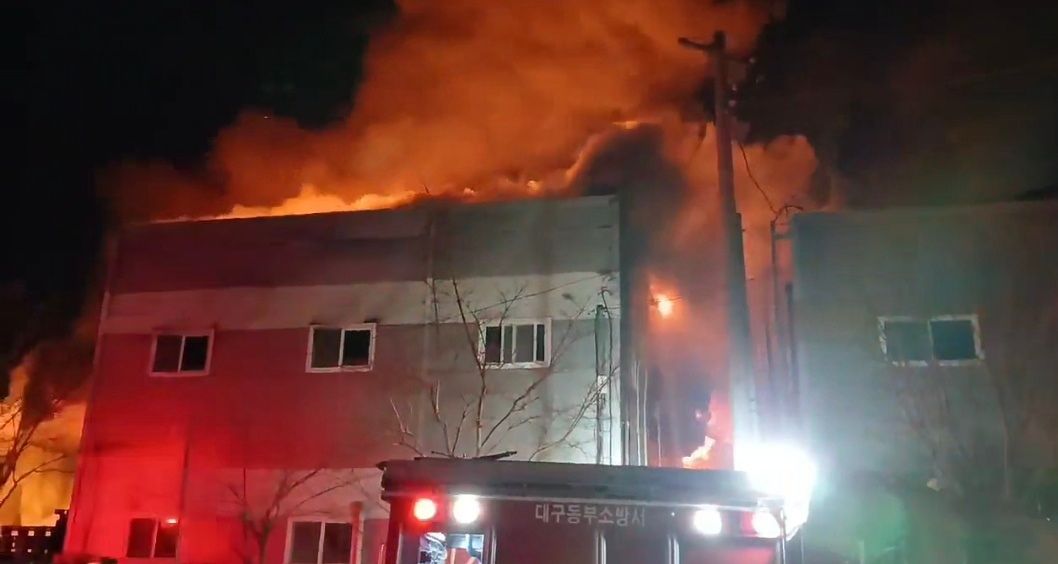26일 대구 동구 한 공장에서 불이 나 소방 당국이 대응 1단계를 발령하고 진화하고 있다. 대구소방본부