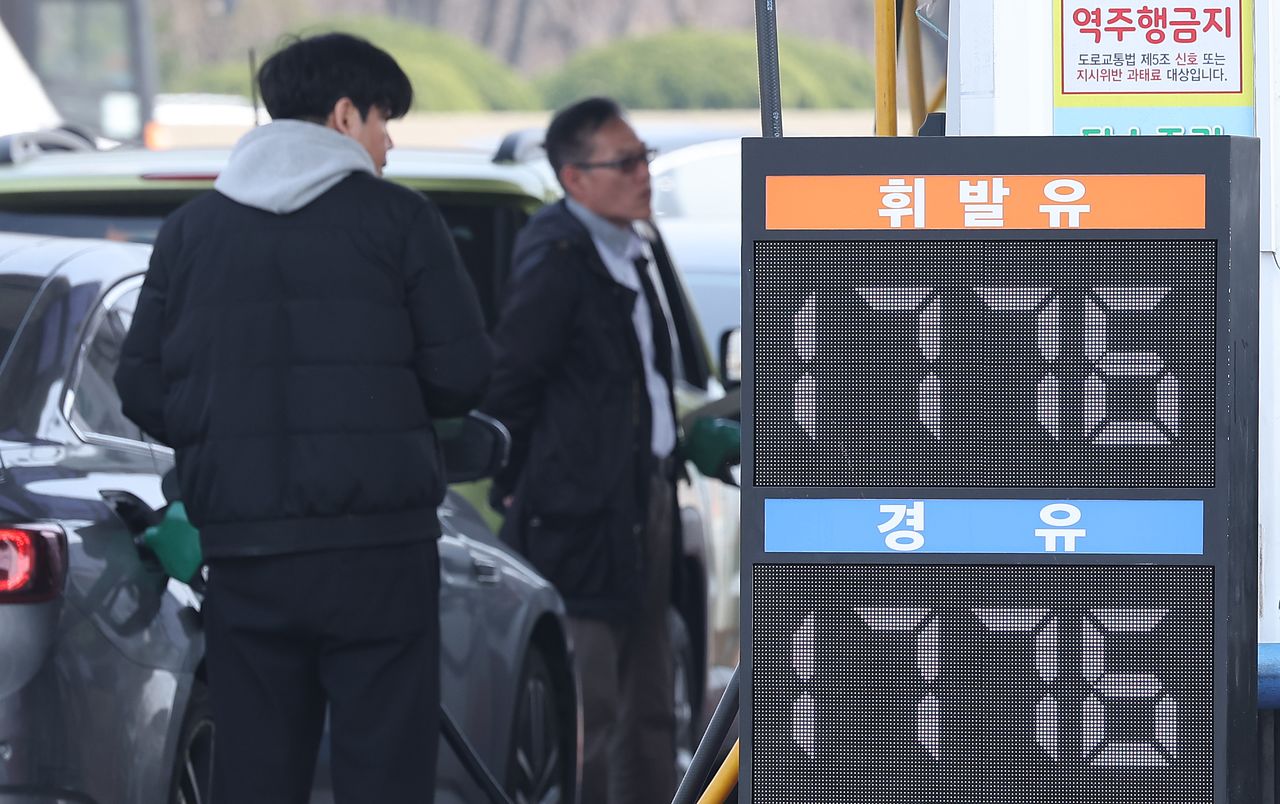 정부의 석유 최고가격제 2차 고시를 하루 앞둔 26일 서울 서초구 만남의광장 주유소에서 시민들이 주유를 하고 있다.  이재명 대통령은 이날 오전 청와대에서 열린 비상경제점검회의에서 2차 석유 최고가격제 시행과 관련해 "일선 주유소 역시 제도의 취지에 부합하는 가격 책정에 적극적으로 협조해주길 당부드린다"고 말했다. 뉴스1
