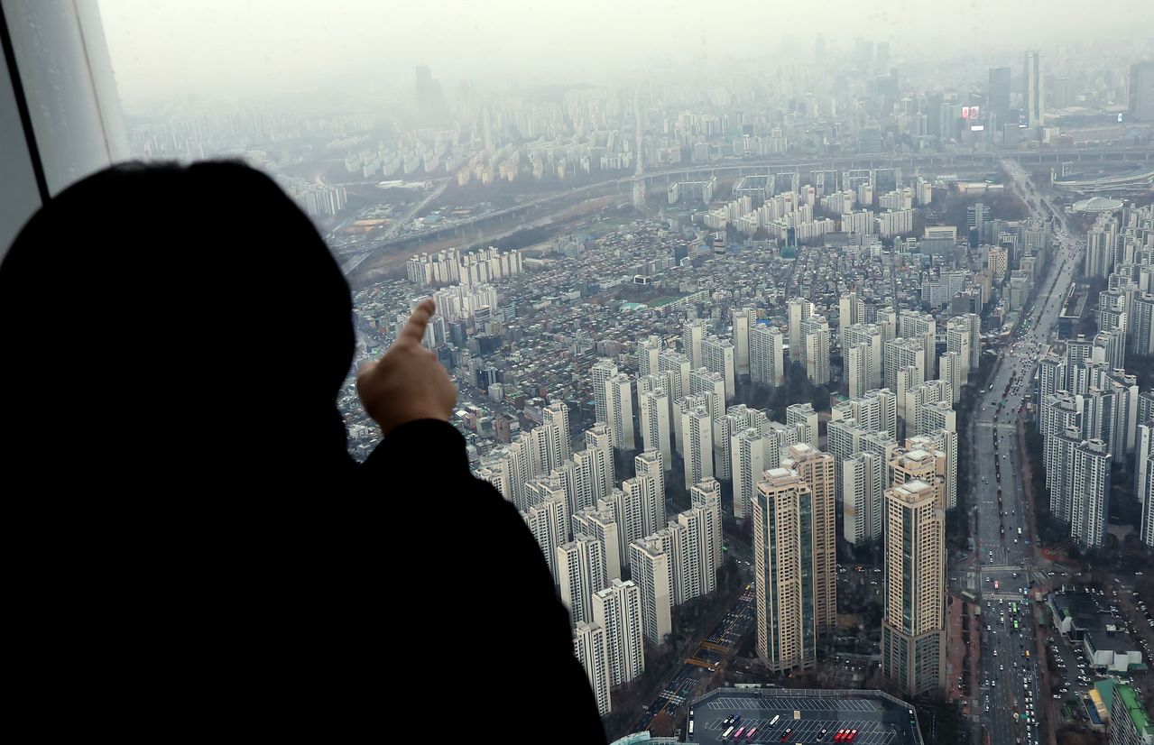 서울 송파구 롯데월드타워 서울스카이에서 아파트 단지가 보이고 있다. 뉴스1