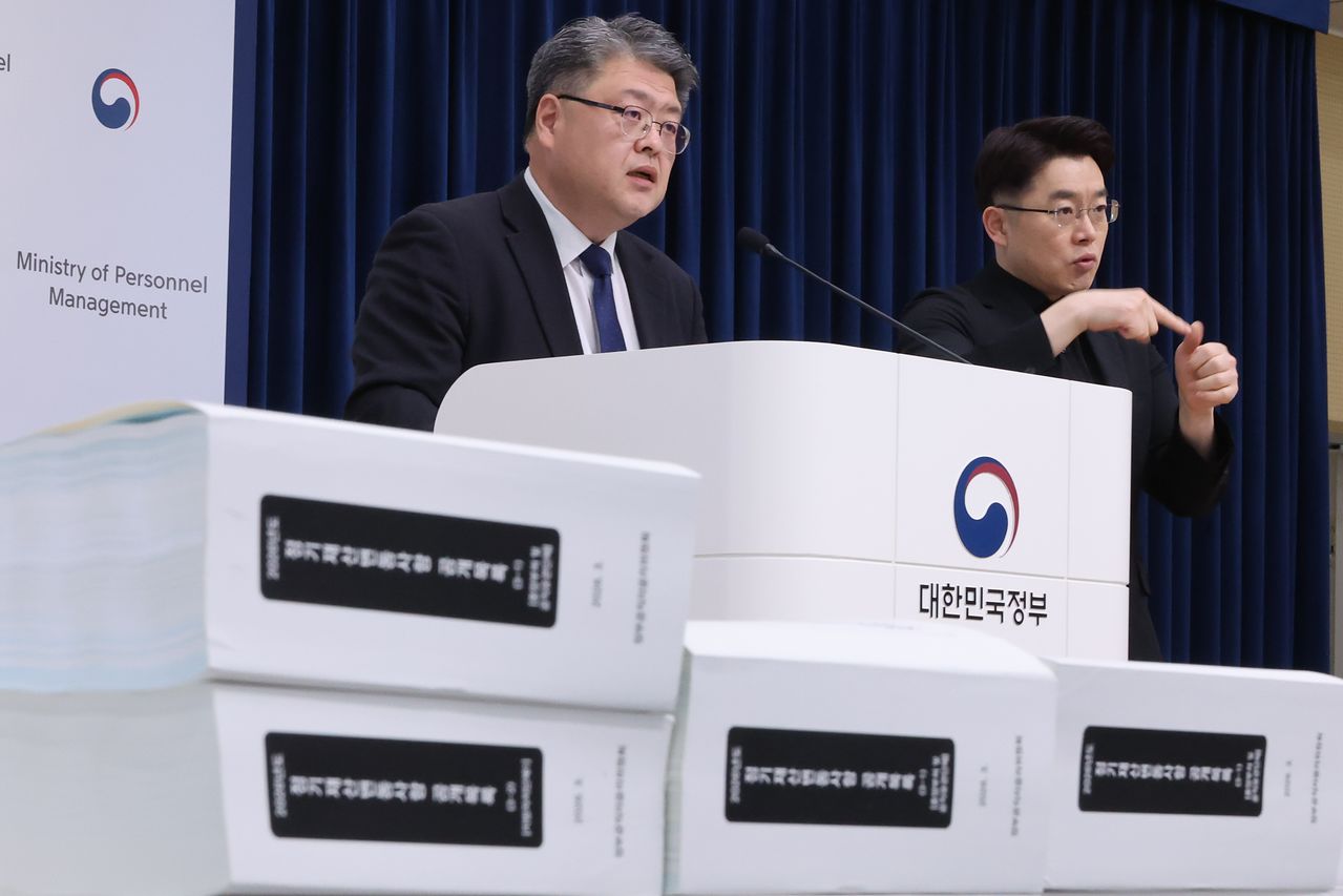 천지윤 인사혁신처 윤리복무국장이 25일 세종시 정부세종청사에서 '2026년 공직자 정기재산변동 사항'에 대해 브리핑 하고 있다. 연합뉴스