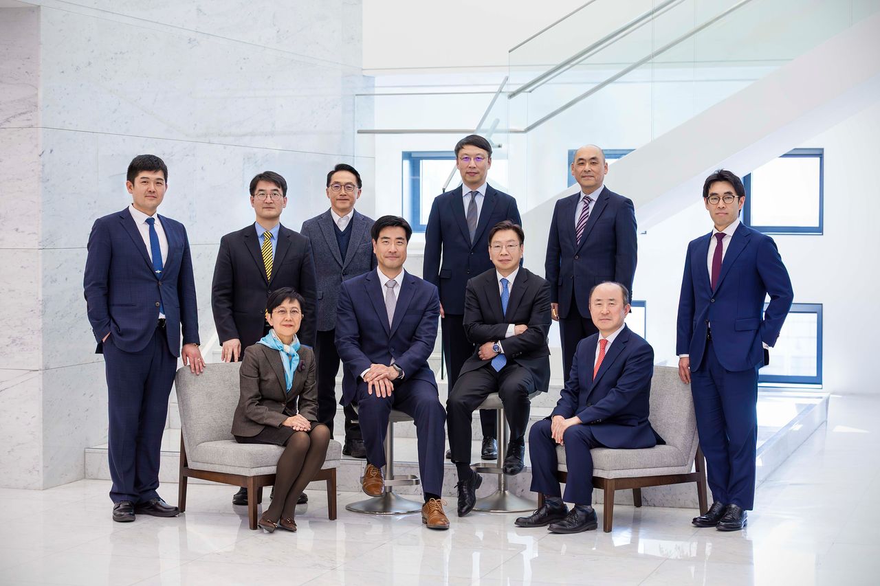 법무법인 세종 통상산업정책센터 구성원들. 앞줄 왼쪽부터 박현주(Hyunju Helen Pak) 외국변호사, 김세진 외국변호사(센터장), 유정열 고문, 윤강현 고문. 뒷줄 왼쪽부터 김영훈 변호사, 최병천 전문위원, 이호준 고문, 이상현 변호사, 고한석 고문, 윤영원 변호사.