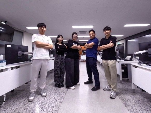 ▶다솜고 출신 다문화 학생, 한국폴리텍대학 성남캠퍼스 민찬식 교수와 함께 전기과 BIM 실습실에서