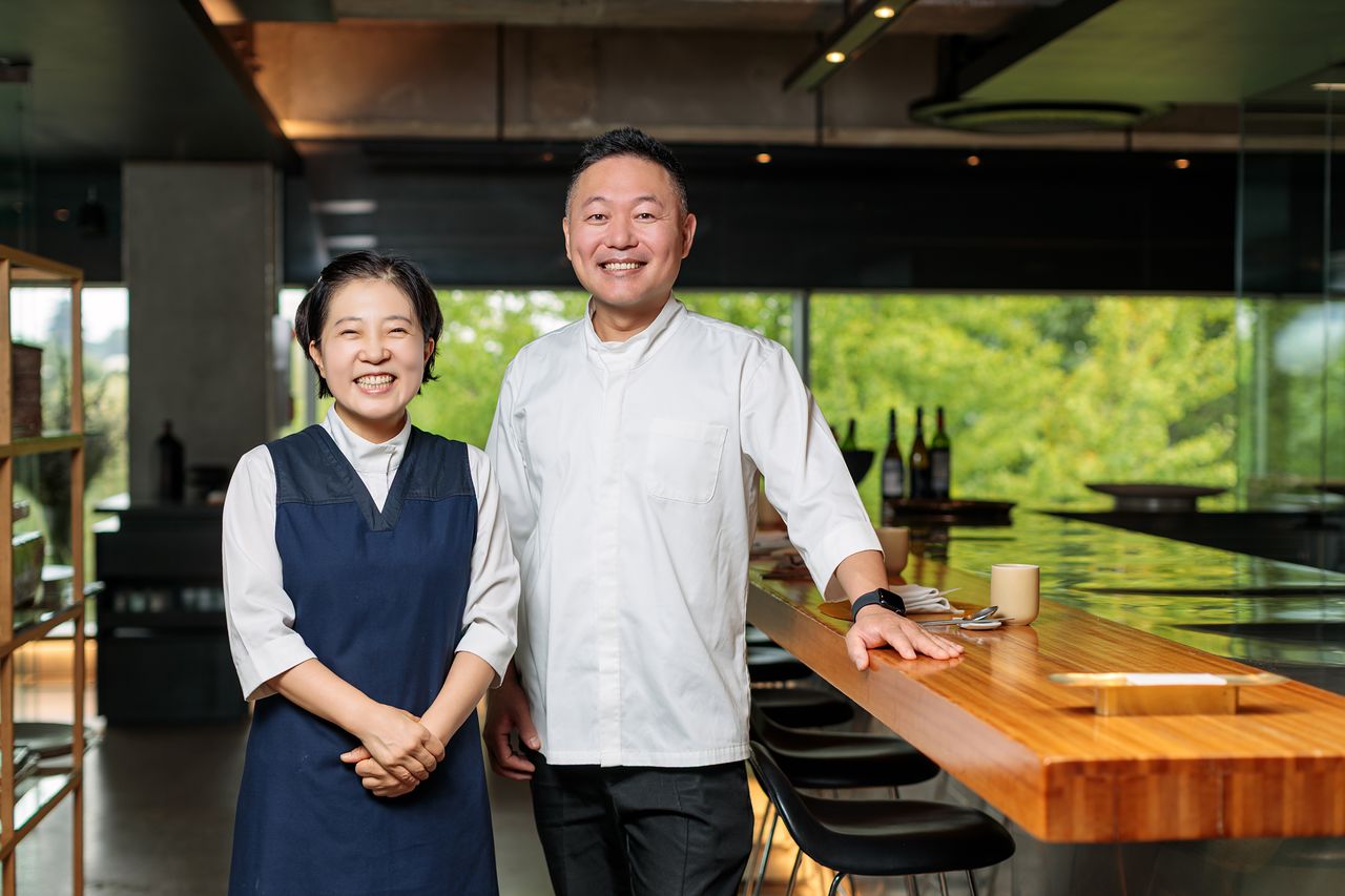 14위에 오른 온지음의 조은희 셰프(왼쪽)와 박성배 셰프. 조은희 셰프는 아시아 최고 여성 셰프로 선정됐다. 사진 아시아 50베스트 레스토랑