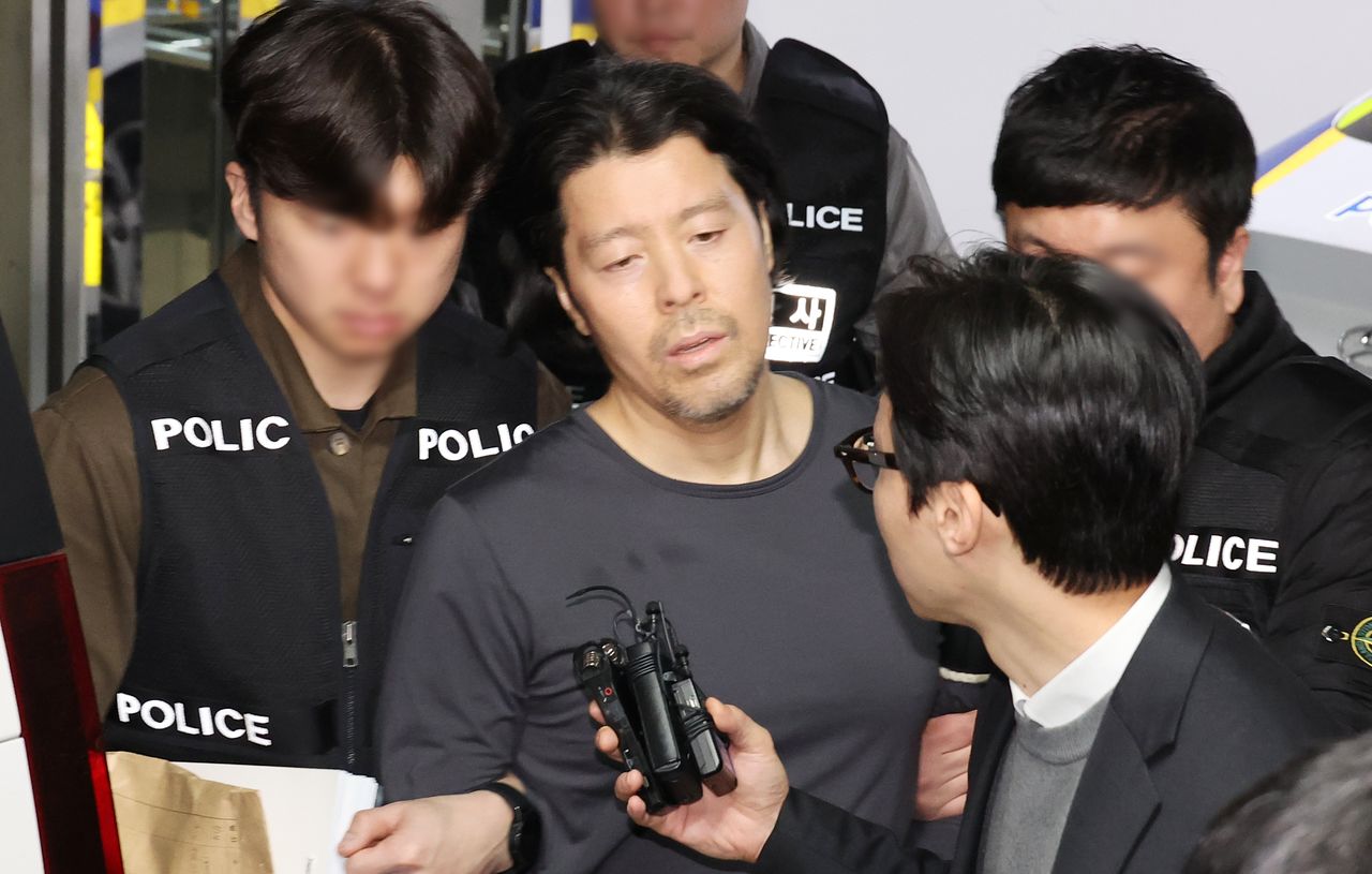 26일 오전 항공사 기장을 살해한 김동환이 부산진경찰서에서 검찰로 송치되고 있다. 송봉근 객원기자