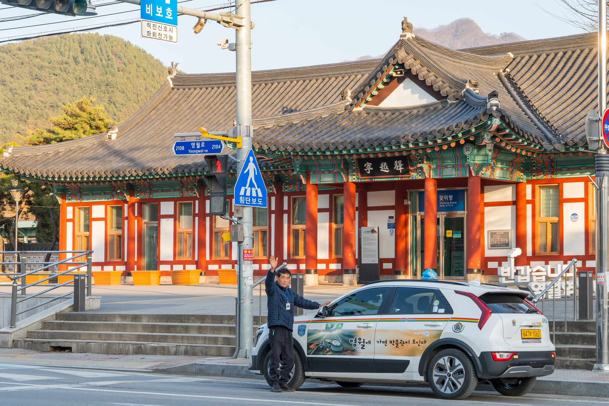 택시 기사가 가이드 역할을 하는 관광택시. 베테랑 기사와 함께 이동하며 여행 정보는 물론 생생한 지역 이야기도 들을 수 있다. 사진은 영월에서 관광택시를 운행하는 조병소 기사. 백종현 기자