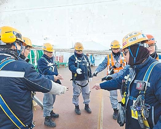 학습기업 ‘형성’에서 학습근로자들이 작업 전 안전회의를 하는 모습. [사진 한국산업인력공단]