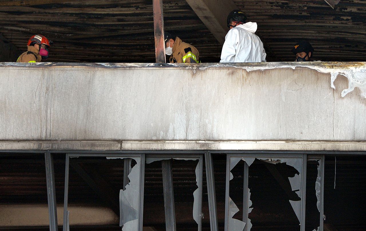 공장 화재로 사망과 부상 등 74명의 사상자를 낸 대전 안전공업 화재 현장에서 25일 오후 경찰과 소방당국이 불법 증축으로 확인된 공장 내부를 연일 현장 감식하고 있다. 김성태 객원기자