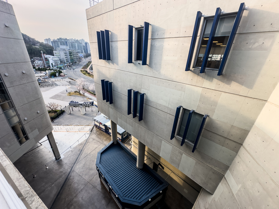 지난해 3월 29일 경남 창원시 마산회원구 창원NC파크에서 NC 다이노스와 LG 트윈스 경기 중 3루 방향 건물에 설치된 외장 마감 자재(알루미늄 소재 루버)가 낙하해 관람객을 덮쳤다.   이 사고로 A씨가 치료받다가 숨졌고, A씨 동생은 쇄골이 부러져 치료 중이다. 연합뉴스