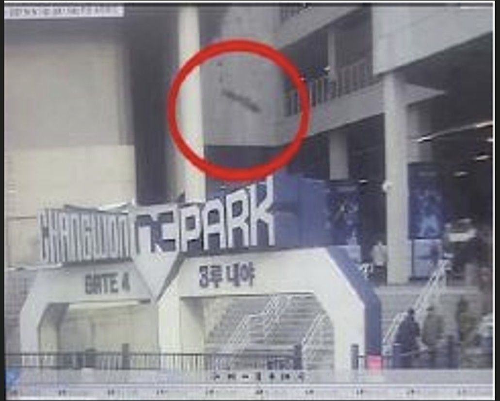 지난해 3월 29일 오후 경남 창원NC파크에서 외벽 구조물(루버)이 떨어지는 폐쇄회로(CC)TV 장면. 이 사고로 관중 3명 중 1명이 숨지고 2명이 다쳤다. 사진 경남경찰청