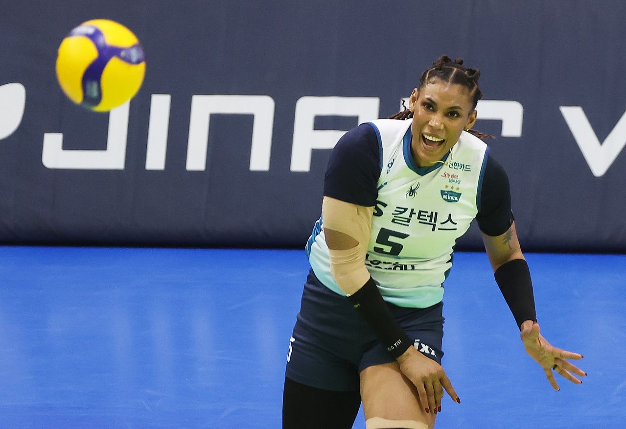 26일 경기도 수원실내체육관에서 열린 프로배구 V리그 여자부 플레이오프 1차전 현대건설 힐스테이트와 GS칼텍스 서울Kixx의 경기. GS칼텍스 실바가 서브 득점을 올리고 있다. 연합뉴스
