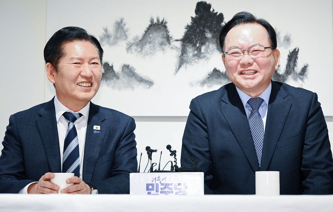 정청래 더불어민주당 대표와 김부겸 전 국무총리가 26일 서울 중구 달개비에서 회동하고 있다. 국회사진기자단