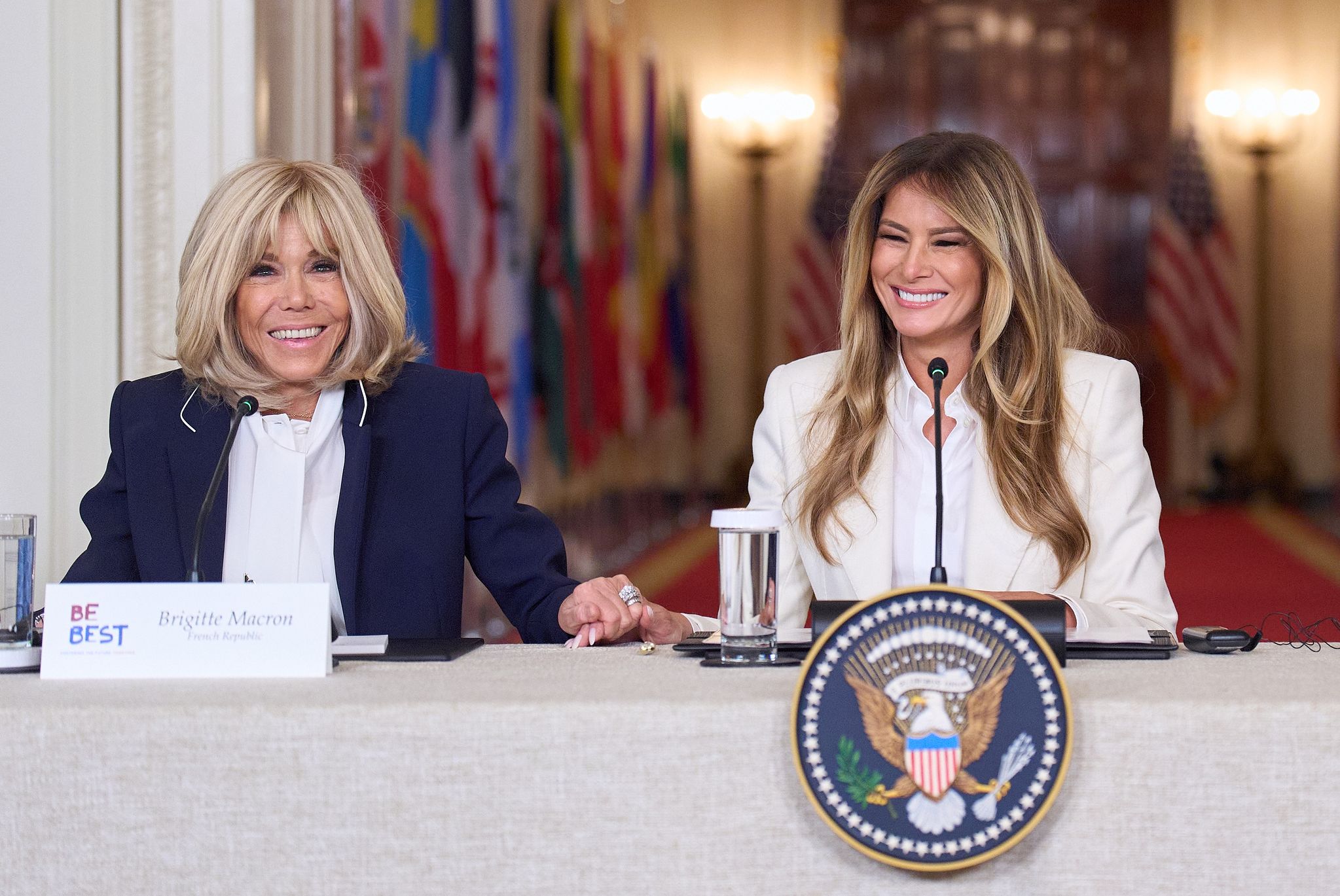 25일(현지시간) 미국 워싱턴DC 백악관에서 열린 ‘함께 미래를 가꾸는 글로벌 연합 정상회의’에서 브리지트 마크롱 프랑스 영부인(왼쪽)이 멜라니아 트럼프 미국 영부인의 손을 잡고 있다. AP= 연합뉴스