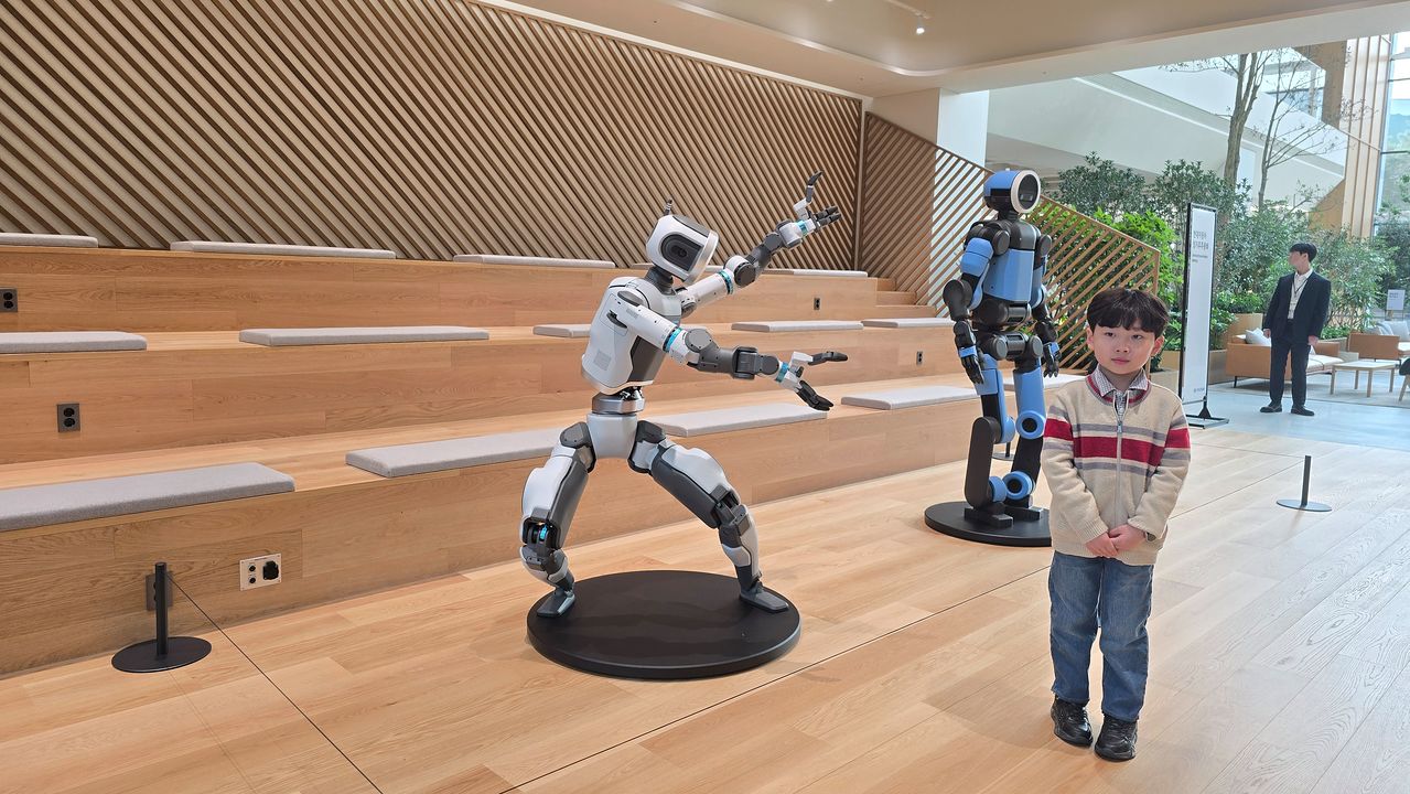 26일 현대차 주주총회에 초등학생 김다온(9)군이 참석해 휴머노이드 로봇 '아틀라스' 모형과 사진을 찍고 있다. 이수정 기자 