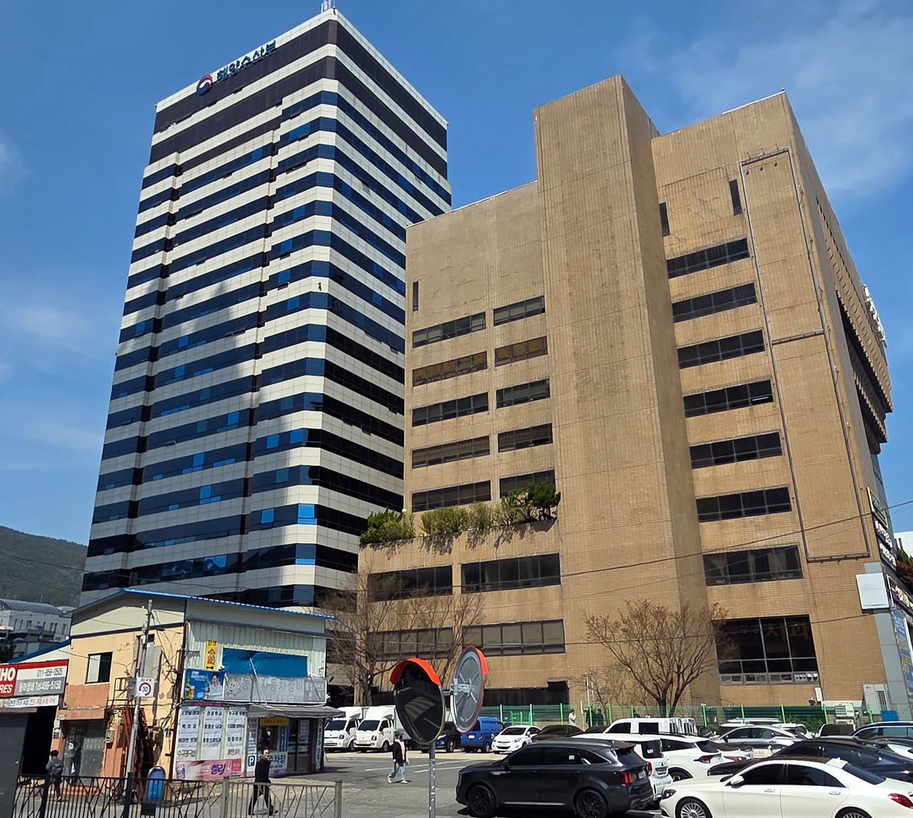 부산으로 이전한 해양수산부가 임시 청사로 쓰고 있는 건물(왼쪽). 김성탁 기자