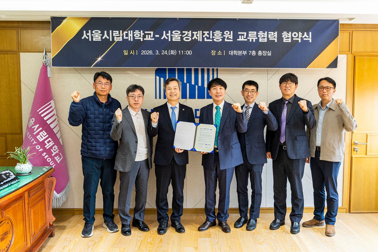 △왼쪽부터 서울시립대 서병철 산학협력중점교수, 이문규 연구처장 겸 산학협력단장, 원용걸 총장, 서울경제진흥원 김현우 대표이사, 차기석 미래혁신본부장, 신정훈 R&D지원본부장, 박주현 기획팀장