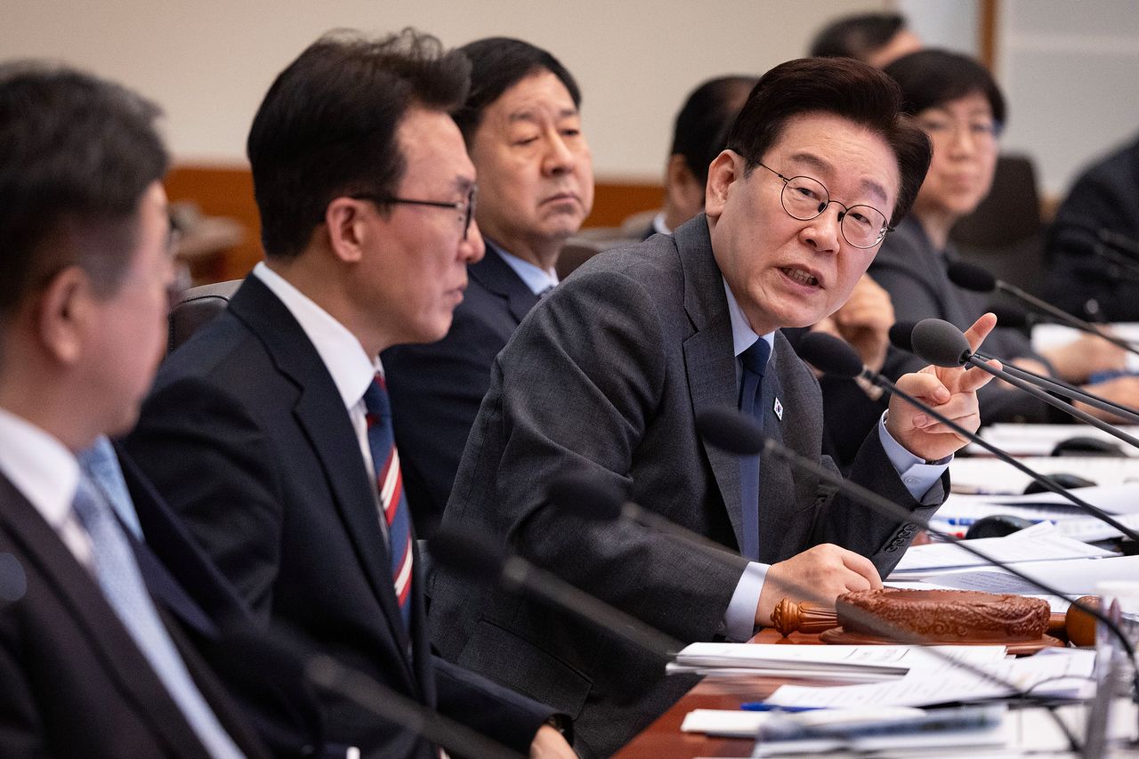 이재명 대통령이 청와대에서 열린 국무회의에 참석해 발언하고 있다. [청와대사진기자단]