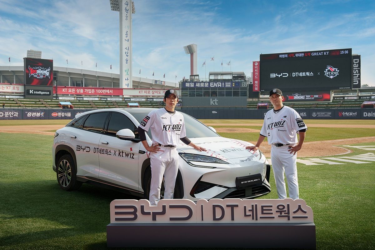 kt wiz 주장 장성우 선수(오른쪽)와 오원석 선수가 ‘BYD SEALION 7’ 차량 앞에서 포즈를 취하고 있다.