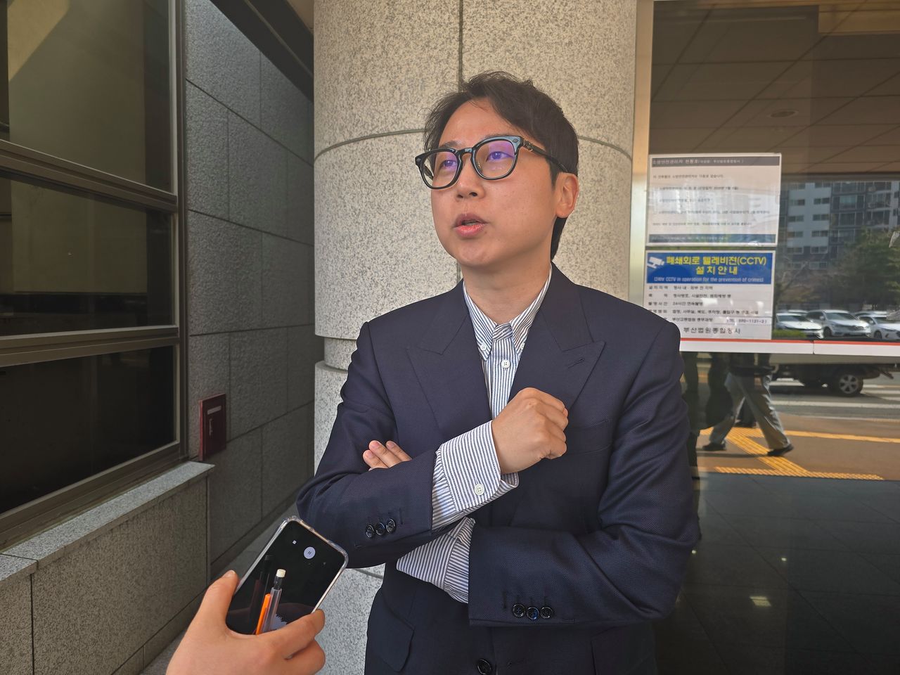 장예찬 국민의힘 여의도연구원 부원장이 26일 파기환송심 선고 직후 입장을 밝히고 있다. 이은지 기자