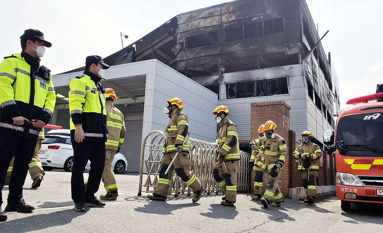 공장 화재로 사망과 부상 등 74명의 사상자를 낸 대전 안전공업 화재 현장에서 25일 오후 경찰과 소방당국이 불법 증축으로 확인된 공장 내부를 연일 현장 감식하고 있다. 김성태 객원기자