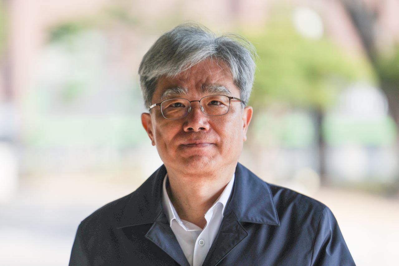 김상환 헌법재판소 소장이 23일 서울 종로구 헌법재판소로 출근하고 있다. 연합뉴스