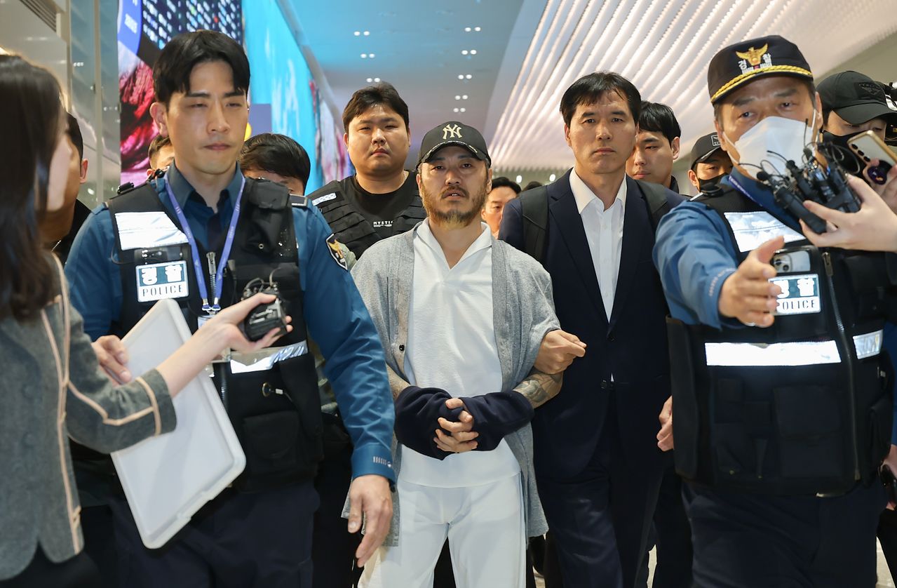 필리핀 교도소에 수감된 상태에서 국내에 다량의 마약을 유통한 ‘마약왕’ 박왕렬이 25일 오전 인천공항에서 강제 송환되고 있다. 이재명 대통령이 지난 3일 페르디난드 마르코스 주니어 대통령에게 송환을 직접 요청한 지 20여 일 만이다. 김경록 기자.