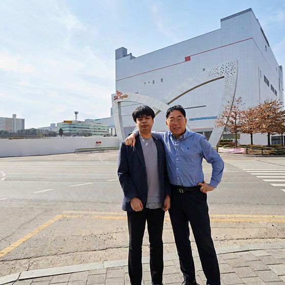 ▶흐언민충 씨와 성남캠퍼스 전기과 민찬식 교수가 SK하이닉스(이천) 정문 앞에서 포즈를 취하고 있다.