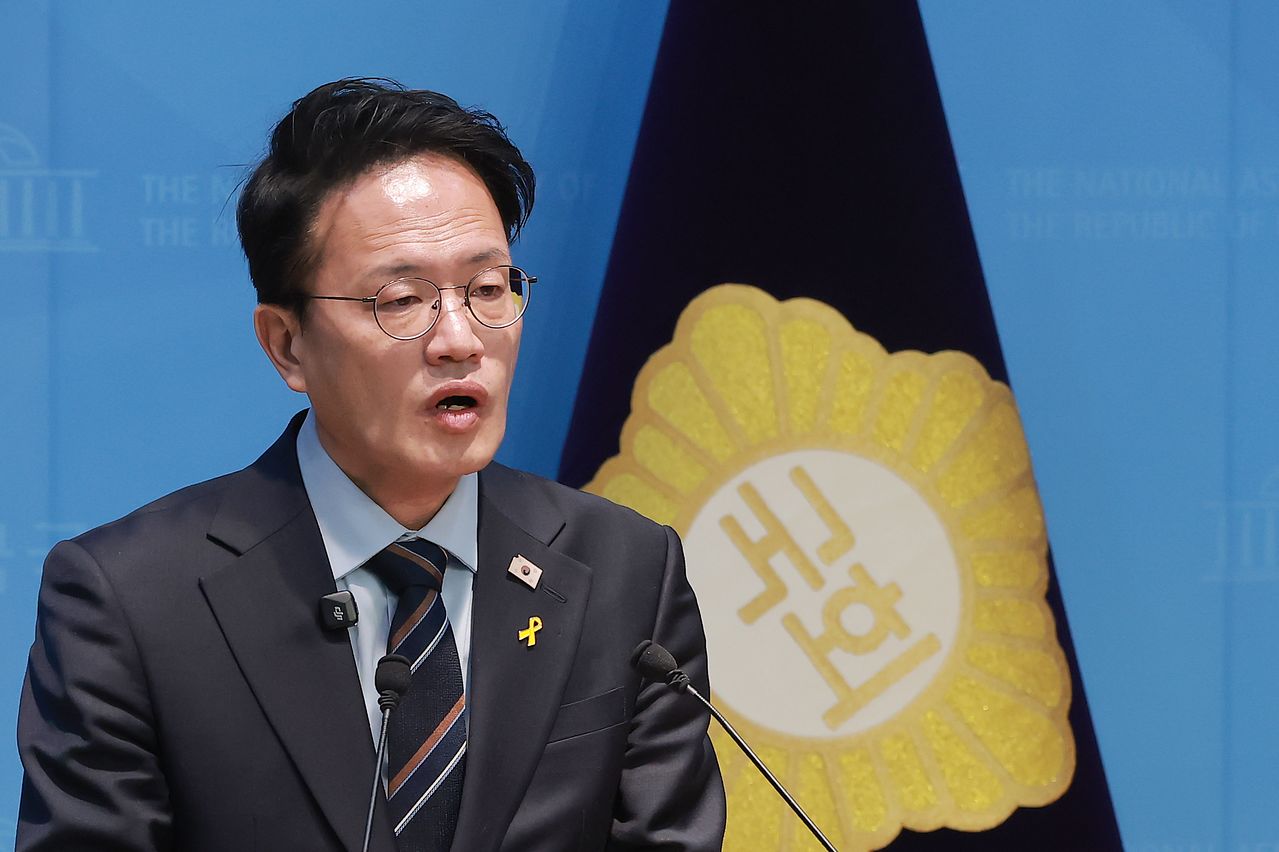 더불어민주당 서울시장 예비후보인 박주민 의원이 22일 국회 소통관에서 서울시장 예비경선 과정에서 더 철저한 검증이 필요하다며 기자회견을 하고 있다. 연합뉴스