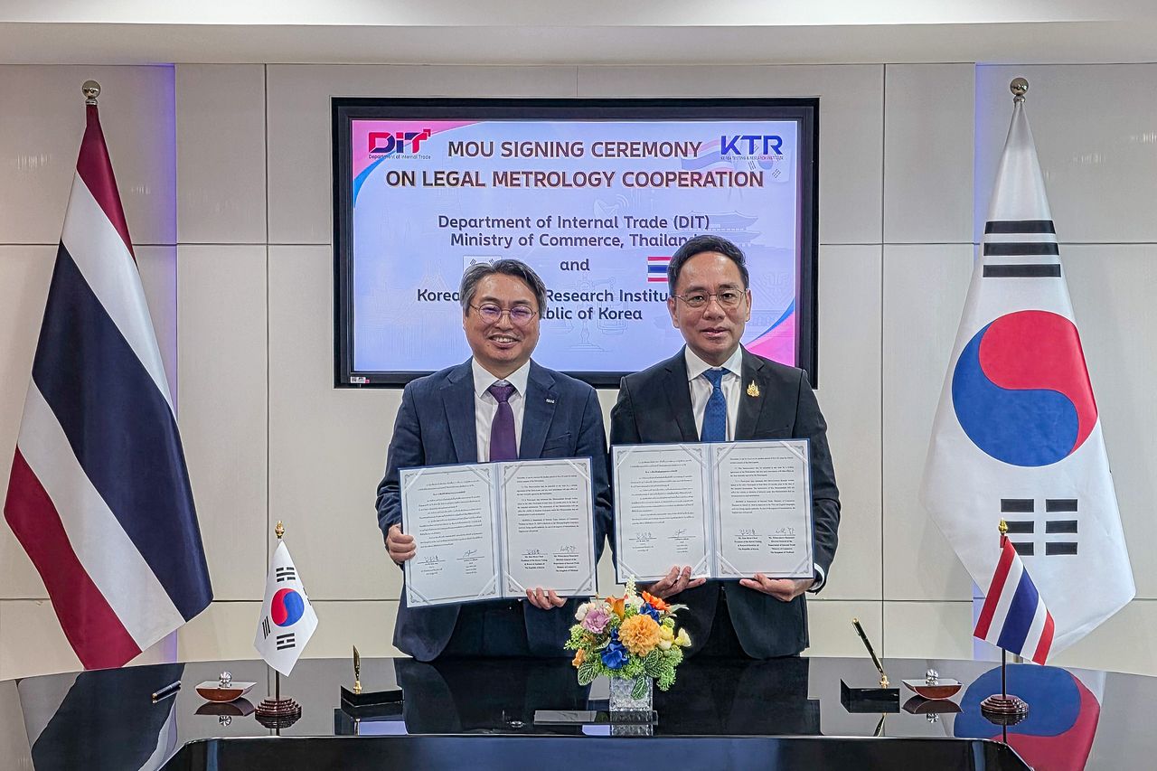 KTR 김현철 원장(왼쪽)이 태국 상무부 위타야껀 마니넷 내부무역국 국장과 상호 협력체계 구축을 위한 업무협약을 체결했다.