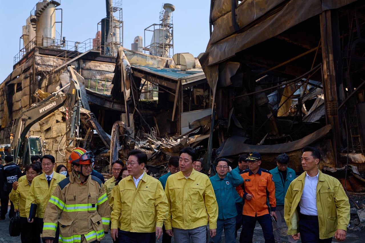 이재명 대통령이 21일 대전 대덕구 공장 화재 현장을 찾아 피해 상황을 살펴보고 있다. 연합뉴스