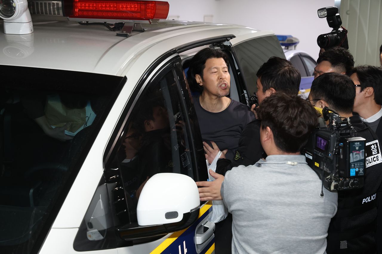 26일 오전 항공사 기장을 살해한 김동환이 부산진경찰서에서 검찰로 송치되고 있다. 송봉근 객원기자