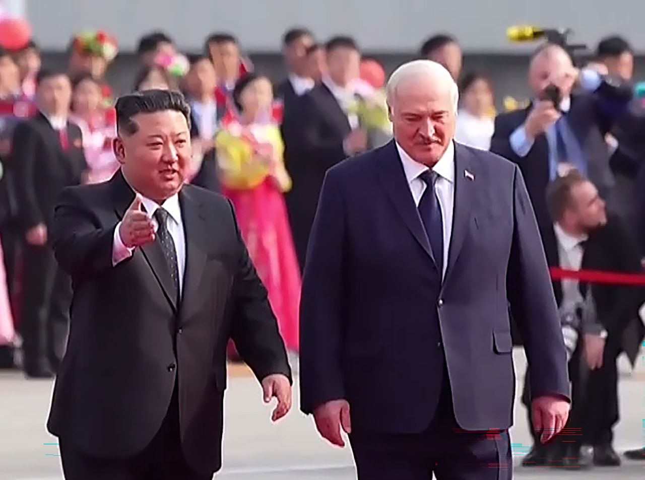 김정은 북한 국무위원장의 초청으로 북한을 공식 방문한 알렉산드르 루카셴코 벨라루스 대통령을 환영하는 의식이 지난 25일 평양 김일성광장에서 진행됐다고 조선중앙TV가 26일 보도했다. 연합뉴스