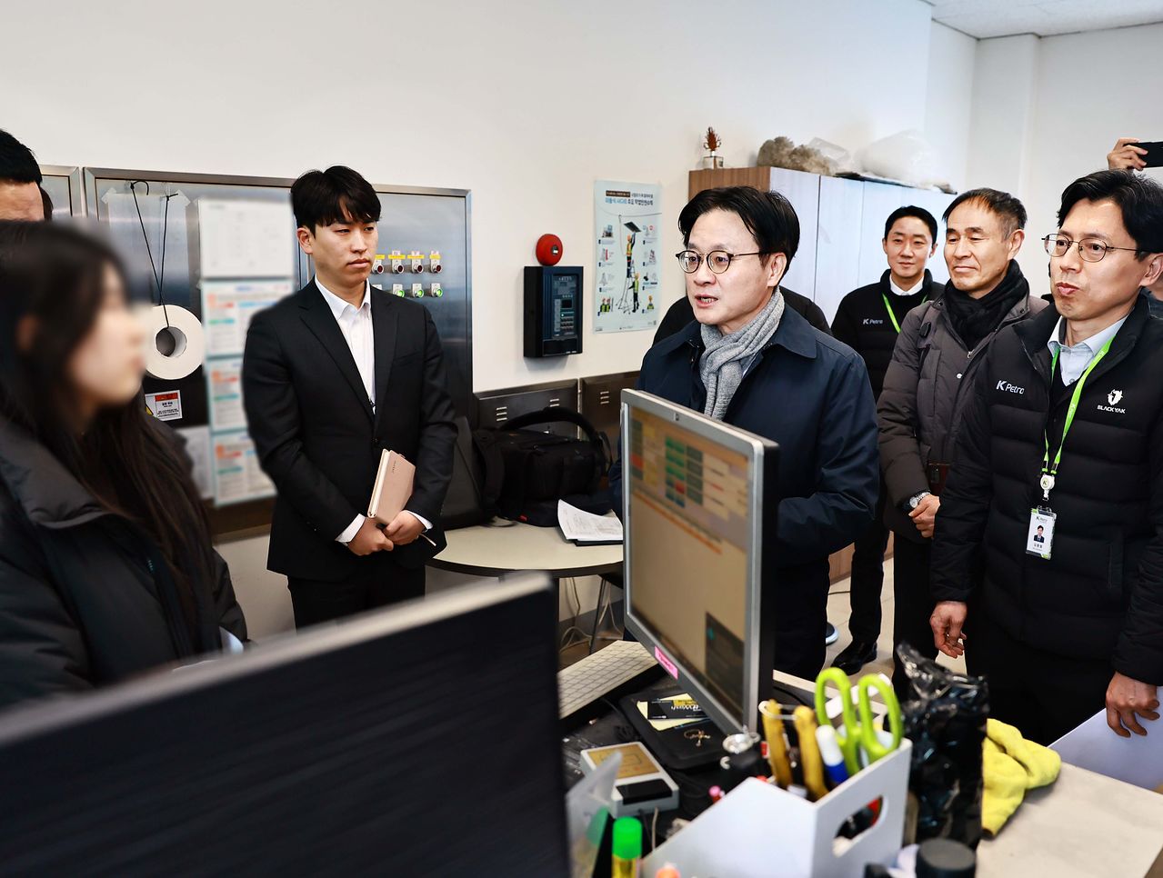 김정관 산업부 장관(가운데)이 지난 19일 서울 송파구 주유소를 방문해 가격 인상 배경 등을 점검하고 있다. 연합뉴스