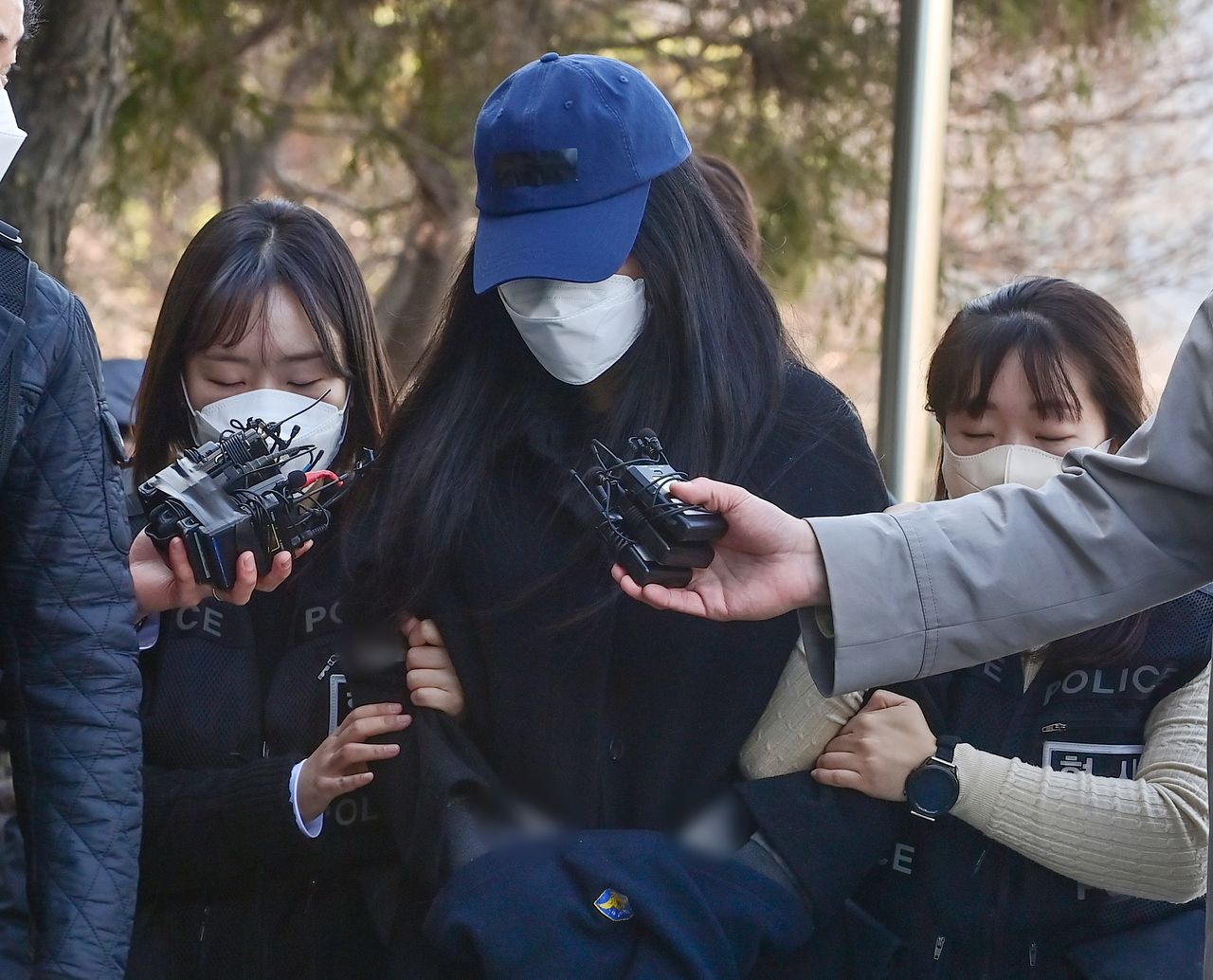 세 살배기 딸을 학대해 숨지게 한 30대 여성 A 씨가 지난 19일 경기 안산시 단원구 수원지방법원 안산지원에서 열린 구속 전 피의자 심문(영장실질심사)에 출석하고 있다. A 씨는 지난 2020년 2월께 시흥시 정왕동 아파트에서 친딸 C 양(당시 3세)을 학대해 숨지게 한 혐의를 받고 있다. 뉴스1