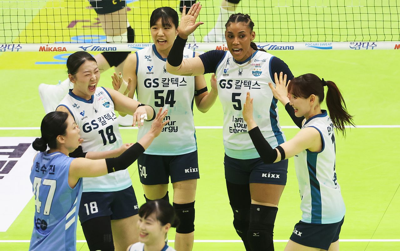 26일 경기도 수원실내체육관에서 열린 프로배구 V리그 여자부 플레이오프 1차전 현대건설 힐스테이트와 GS칼텍스 서울Kixx의 경기. 득점에 성공한 GS칼텍스 선수들이 기뻐하고 있다. 연합뉴스