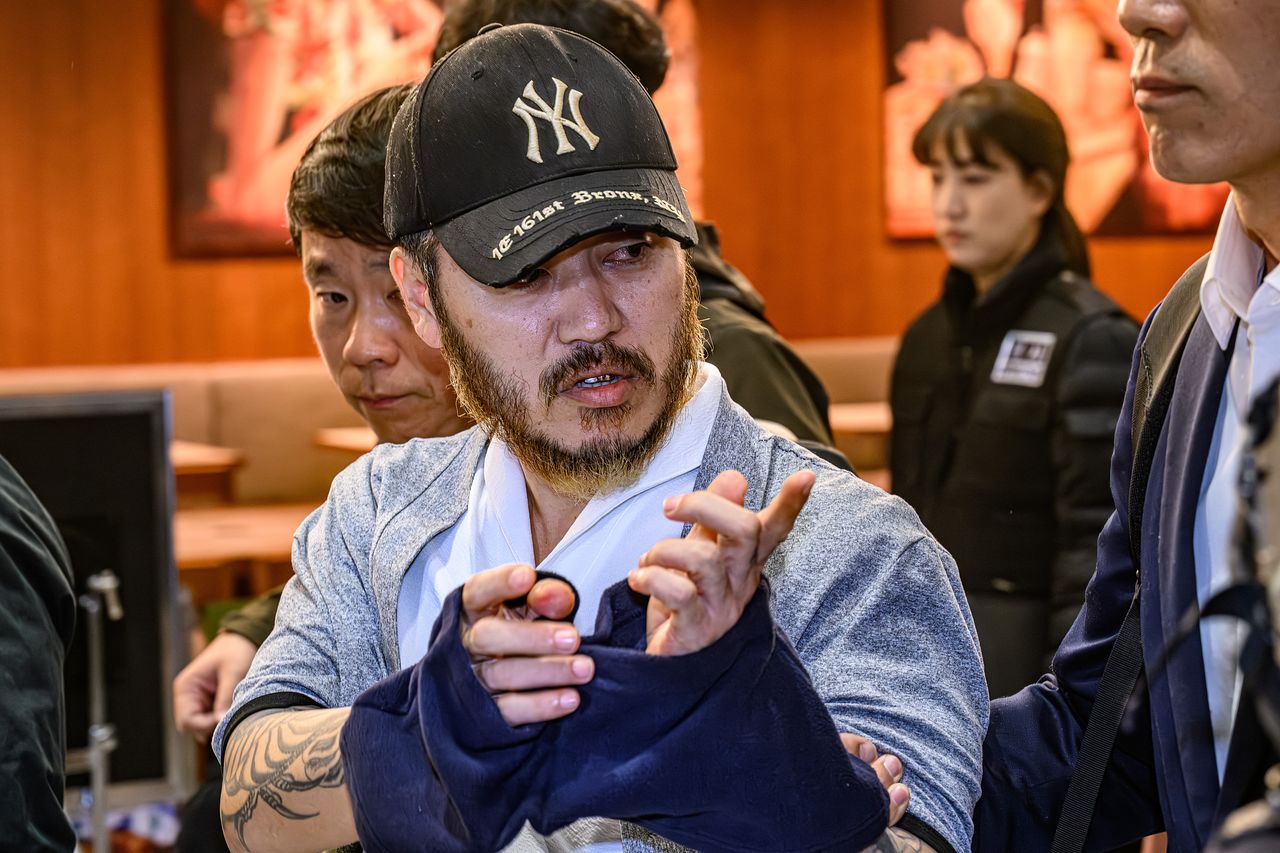 필리핀 교도소에 수감된 상태에서 국내에 다량의 마약을 유통한 ‘마약왕’ 박왕렬이 25일 오전 인천공항에서 강제 송환되고 있다. 이재명 대통령이 지난 3일 페르디난드 마르코스 주니어 대통령에게 송환을 직접 요청한 지 20여 일 만이다. 김경록 기자.