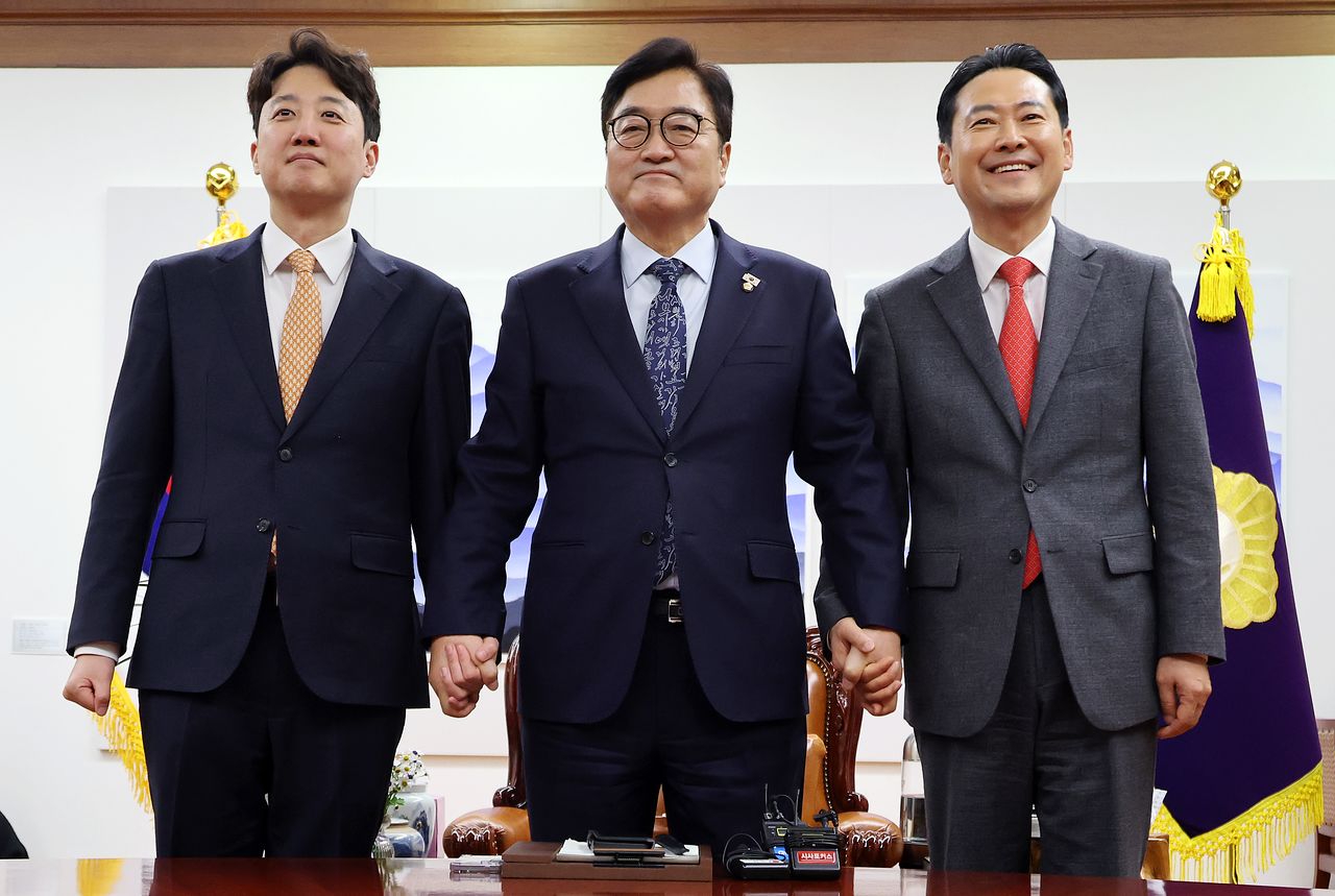 국민의힘 장동혁 대표(오른쪽)와 개혁신당 이준석 대표(왼쪽)가 지난 1월 13일 국회에서 더불어민주당의 일방적인 법안 강행 처리에 항의하며 국회의장실을 방문, 우원식 국회의장과 기념 촬영을 하고 있다. 연합뉴스