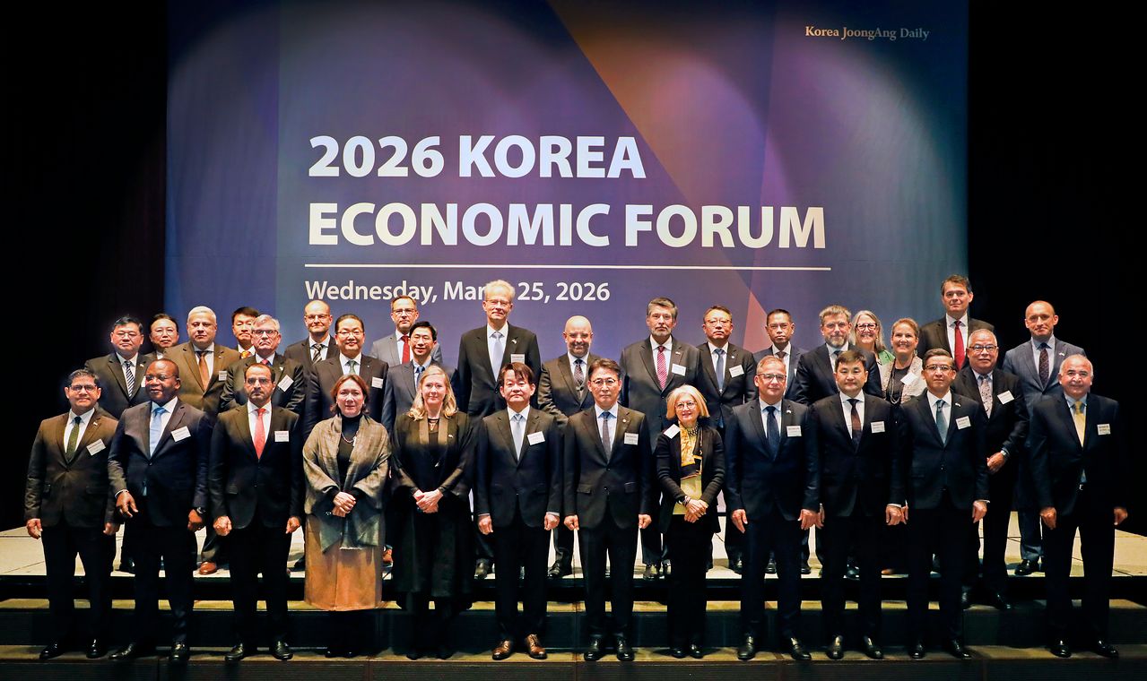 ‘2026 한국경제포럼’이 권대영 금융위원회 부위원장(앞줄 왼쪽 일곱째), 박장희 중앙일보·코리아중앙데일리 대표(여섯째) 등이 참석한 가운데 25일 서울 웨스틴조선호텔에서 열렸다. 박상문 기자