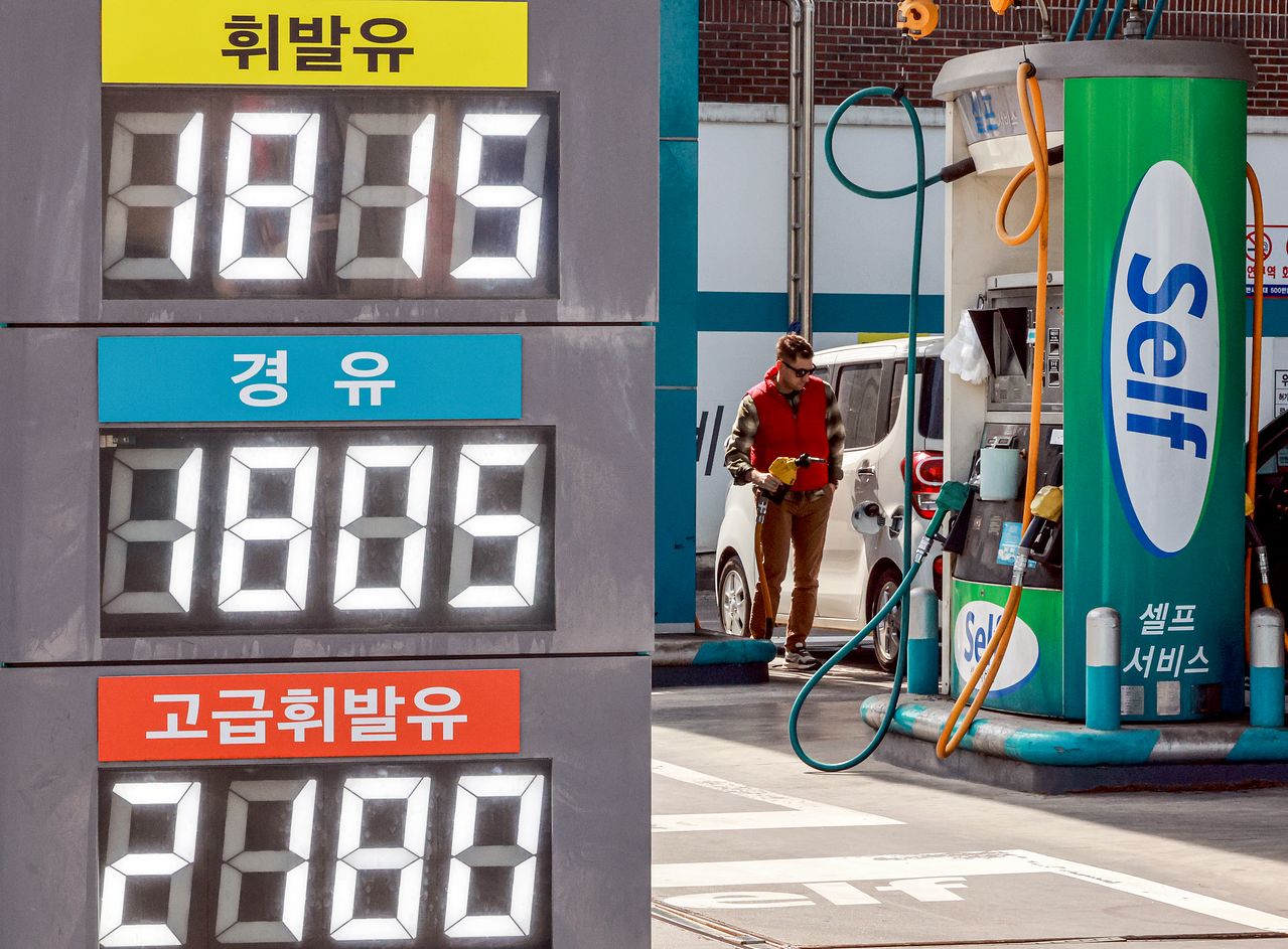 중동 사태 장기화에 국제유가와 원료가격이 계속된 상승세를 보인 25일 서울 시내의 한 주유소의 모습. 뉴스1