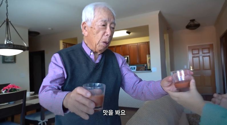 송창원이 아침마다 마신다는 건강 주스를 취재진에게 건네고 있다. 권다빈 PD