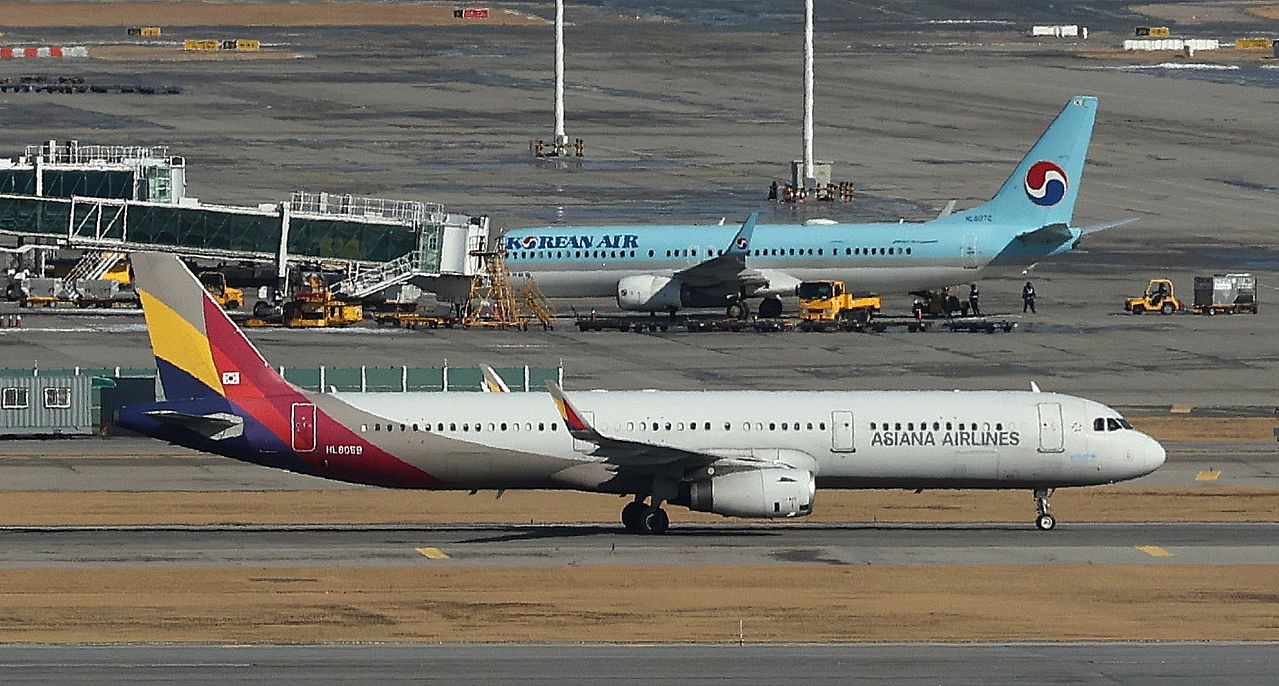 인천국제공항 활주로에서 아시아나항공 여객기가 계류장으로 이동하고 있다. 뉴스1
