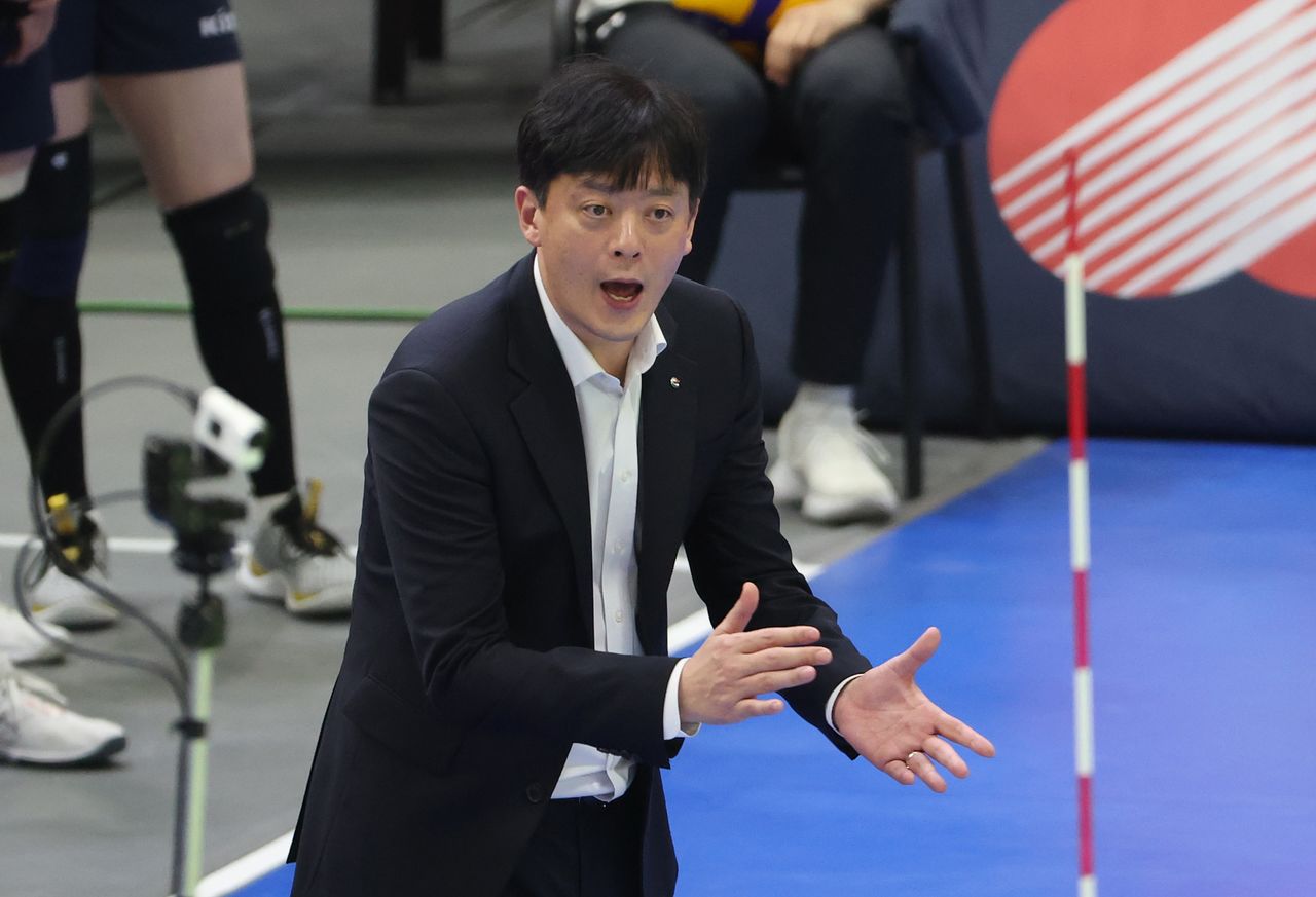 26일 오후 경기 수원시 장안구 수원종합운동장 실내체육관에서 열린 2025-26 V리그 여자부 플레이오프 현대건설과 GS칼텍스의 경기에서 GS칼텍스 이영택 감독이 선수들을 격려하고 있다. 뉴스1